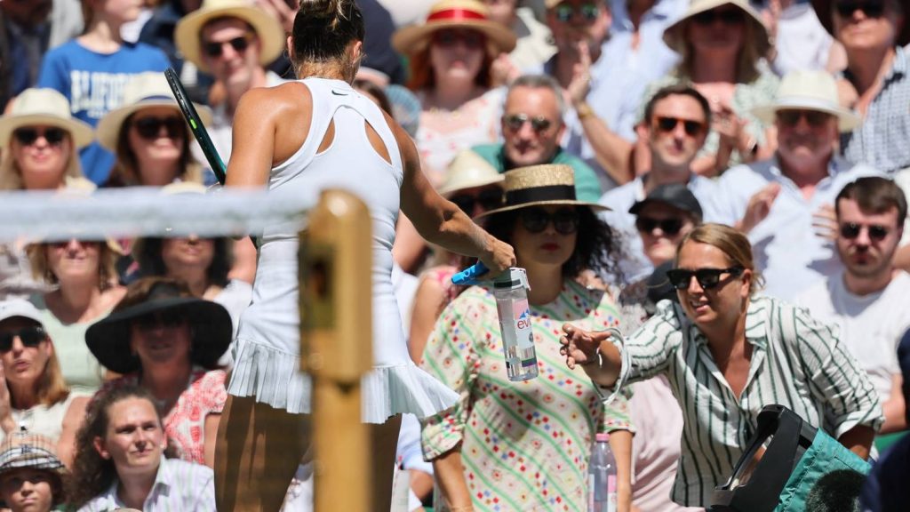 Rosszul lett egy néző Wimbledonban, Szabalenka sietett a segítségére
