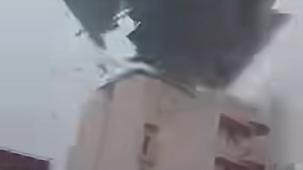 Videón, ahogy a szél leszakította az SZTE épületének több tonnás tetőszerkezetét