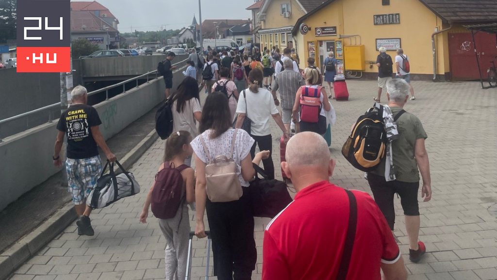 MÁV-káosz: Át kellett gyalogolni Érd alsóról Érd felsőre a Balatonra tartó utasoknak