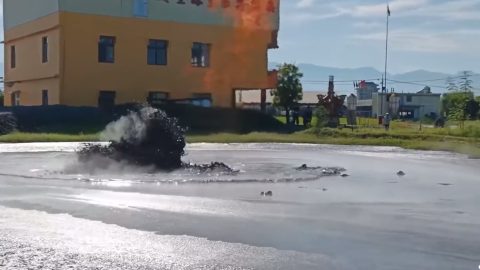 Iszapvulkán kezdett el tombolni egy tajvani út közepén