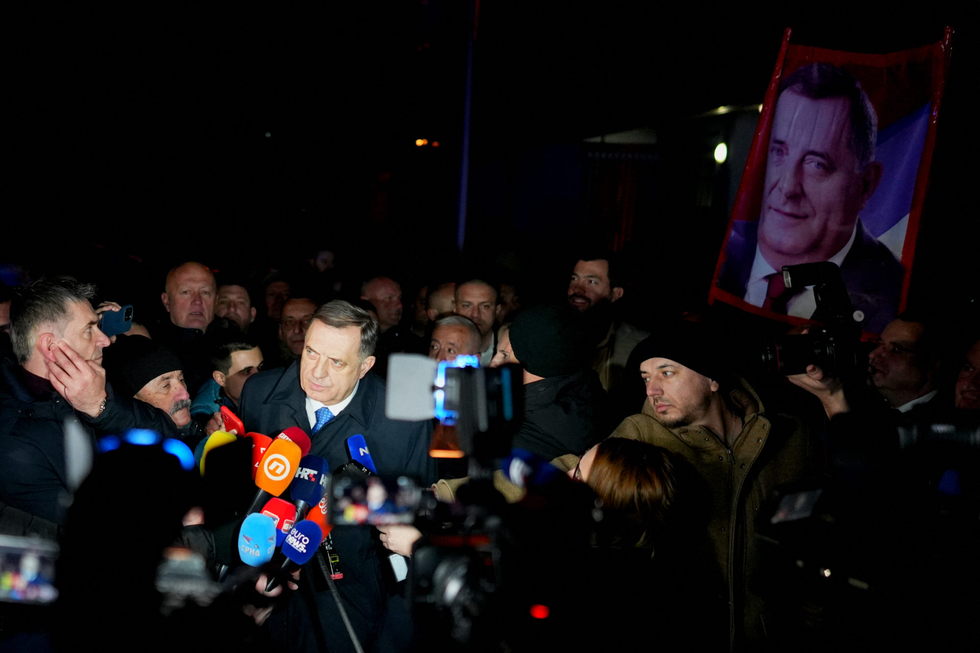 Miért védi Orbán Viktor még a szerb elnöknél is hevesebben Dodikot? 1