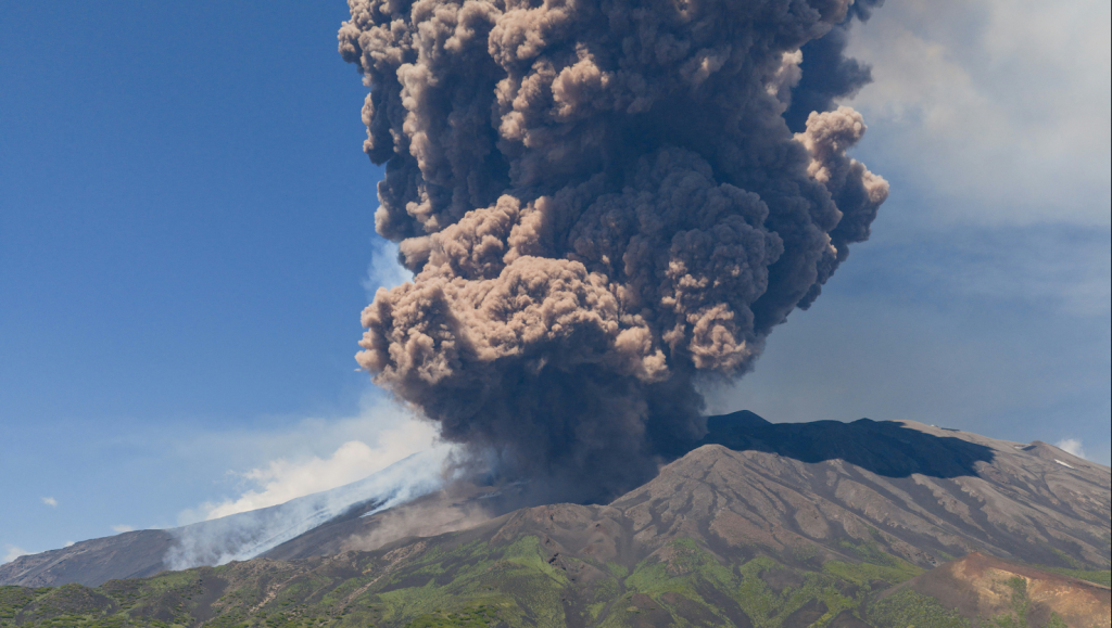 Ismét kitört az Etna Szicílián, miközben katonákat is mozgósítottak a Vezúv körül égő tüzek oltására Kép