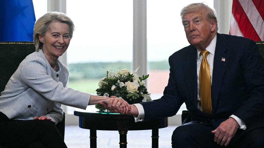 Behódolás, kapituláció, önfeladás – Von der Leyent támadják a Trumppal kötött vámegyezség miatt