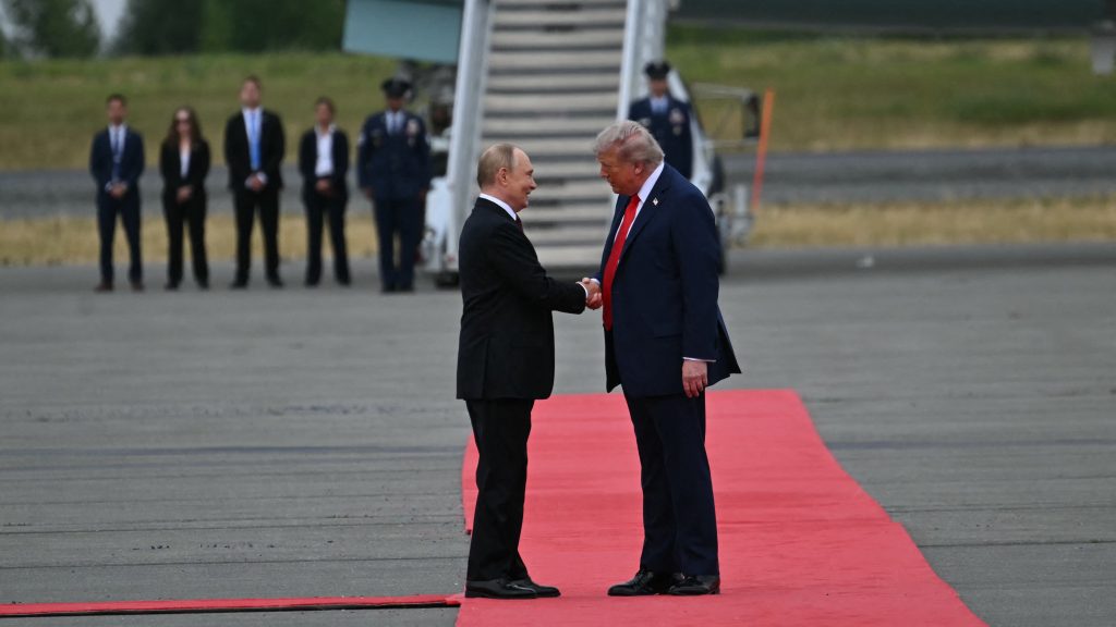 Trump és Putyin is megérkezett Alaszkába, a repülőből kiszállva kezet ráztak Kép