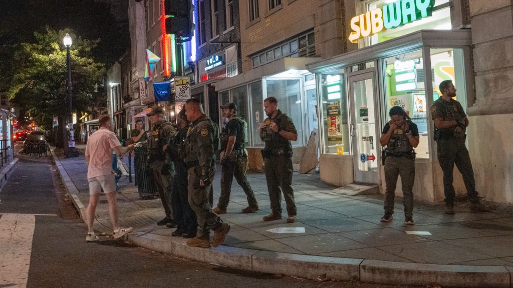 Lefasisztázta, aztán egy szendvicset dobott a határőrhöz Washingtonban, 20 rendőr ment érte
