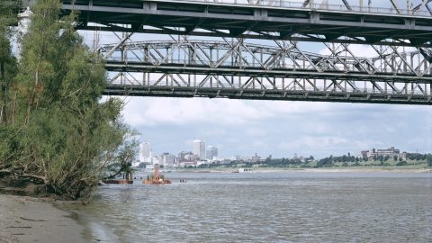 Helikopter csapódott egy bárkába a Mississippi folyón