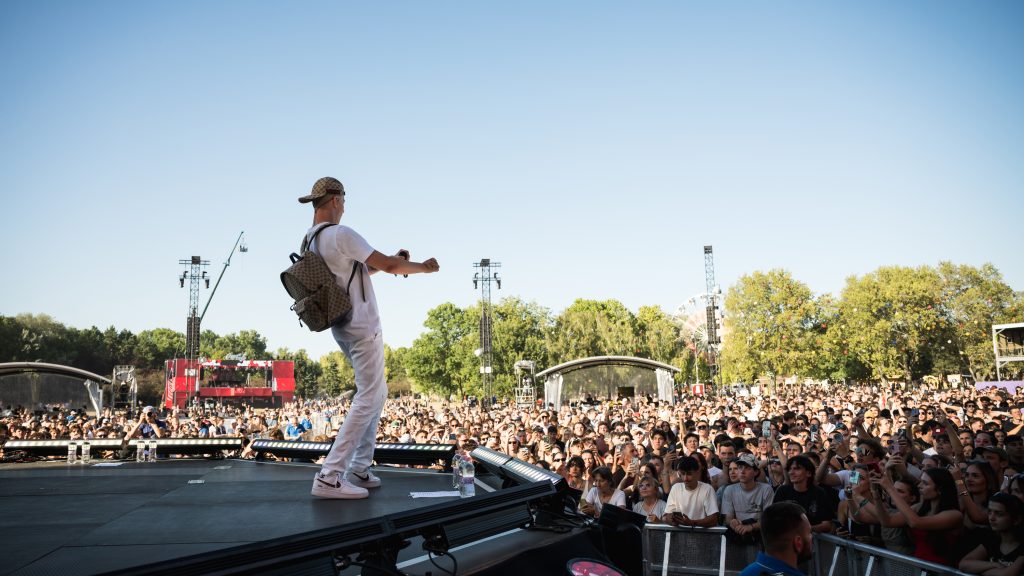 Pogány Induló hozta a formáját a Sziget Nagyszínpadán, de a hiányzó fellépők is nyomot hagytak a pénteken