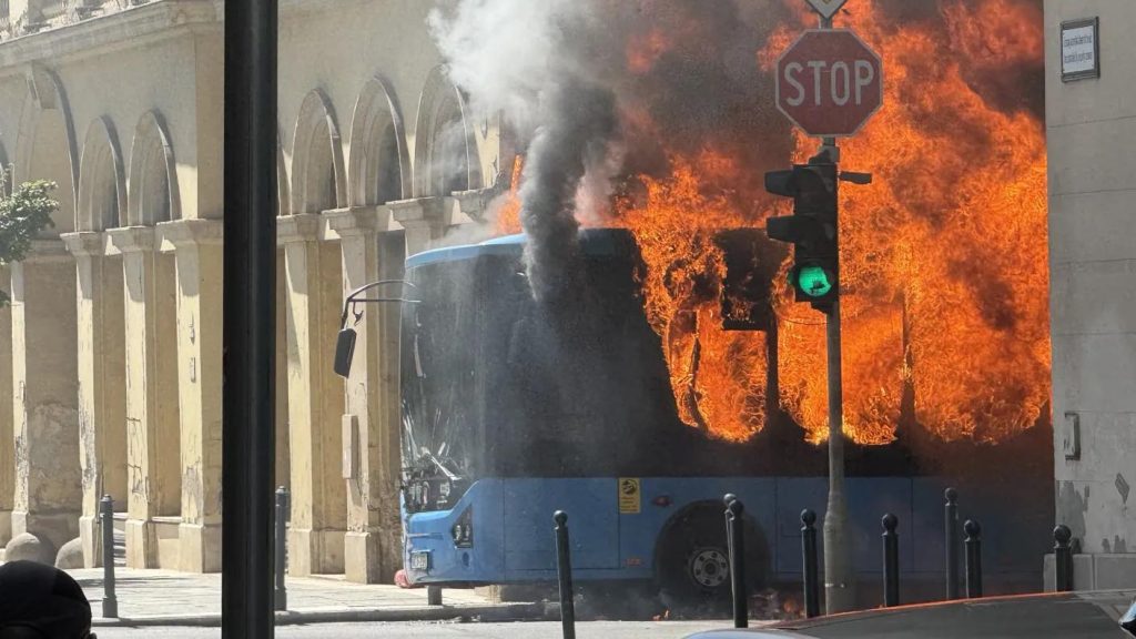 Kigyulladt egy BKV-busz a Belvárosban, a tűz átterjedt egy lakatlan épületre
