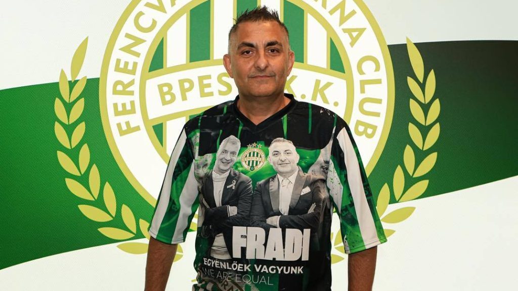 Gáspár Győzőnek olyan fradis meze van, amin ő és Kubatov Gábor együtt pózolnak