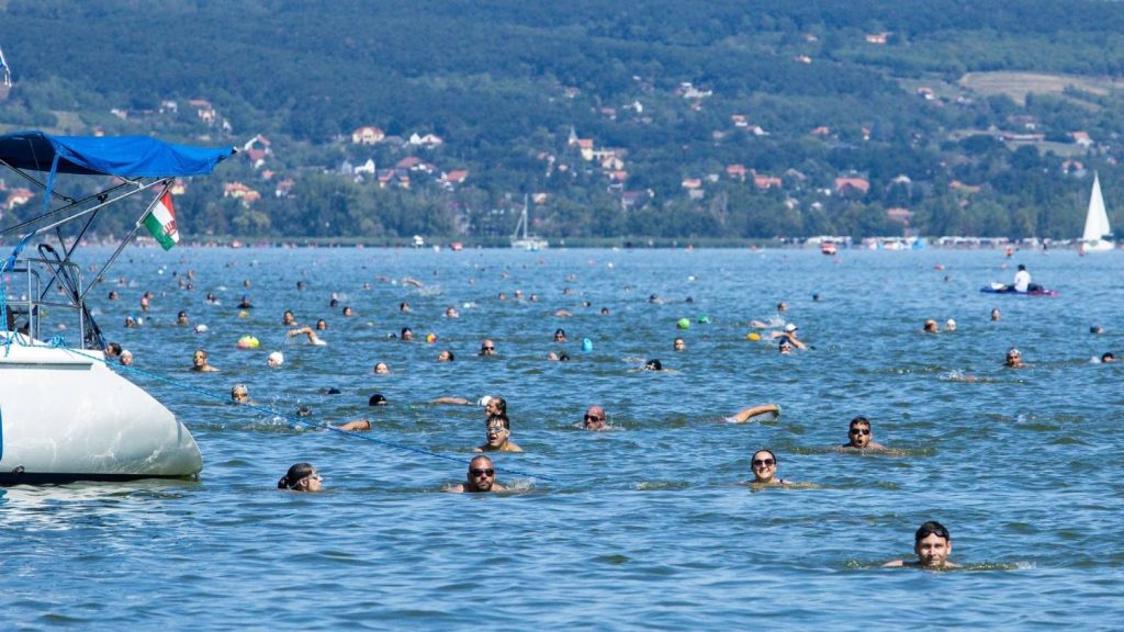 Több, mint tízezren teljesítették a Balaton-átúszást Kép