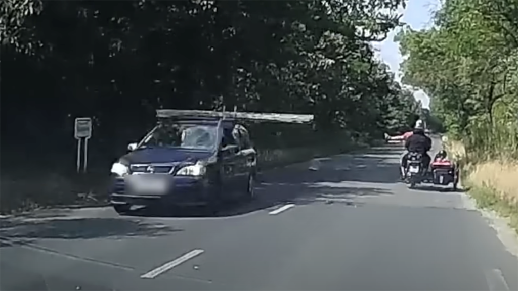 A Végső állomás című horror jutott eszünkbe, mikor megláttuk ezt a létrát szállító autóst