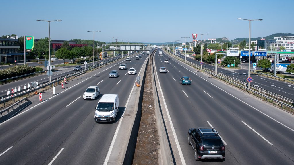 Szeptembertől több tíz kilométeren terelések lesznek az M7-esen, a nyárra felfüggesztett felújításokat is most pótolják be