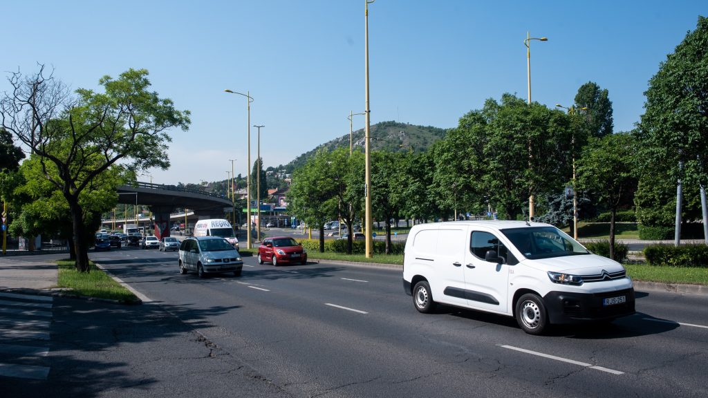 Csőtörés miatt napokra le kell zárni az Alkotás utca egyik szakaszát
