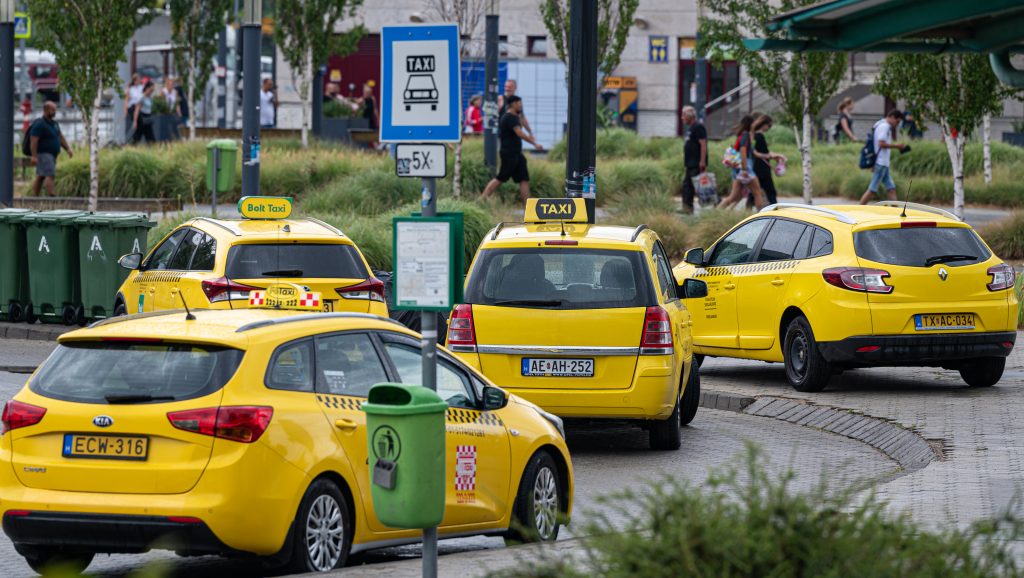 Megütöttek és kiraboltak egy taxist Budapesten