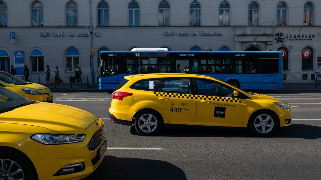 „Ha a NAV engedi, akkor mi nem tudunk mit tenni” – taxisok a heti 10 órás bejelentés okozta bajokról