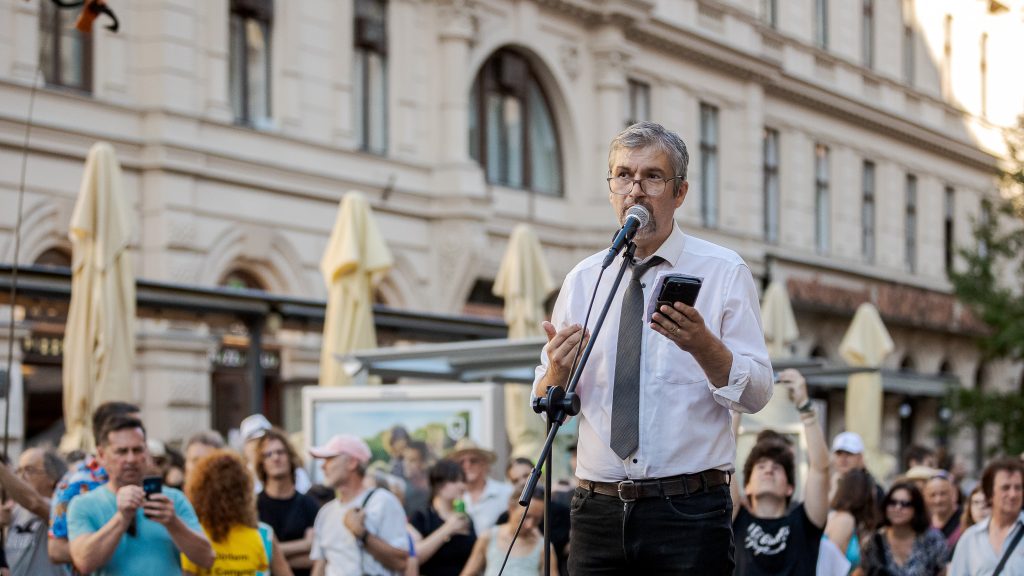 A hatvanpusztai Orbán-birtok „napszámosairól” mutatott képeket Hadházy Ákos