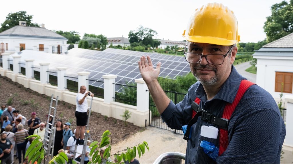 Hadházy: Valami egészen undorító, ahogyan Orbán az apját próbálja előretolni