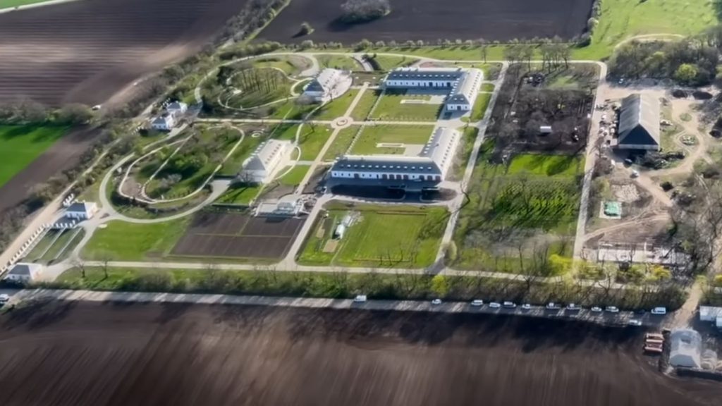 Emelőkosaras autóval küzdik le a vaskerítést