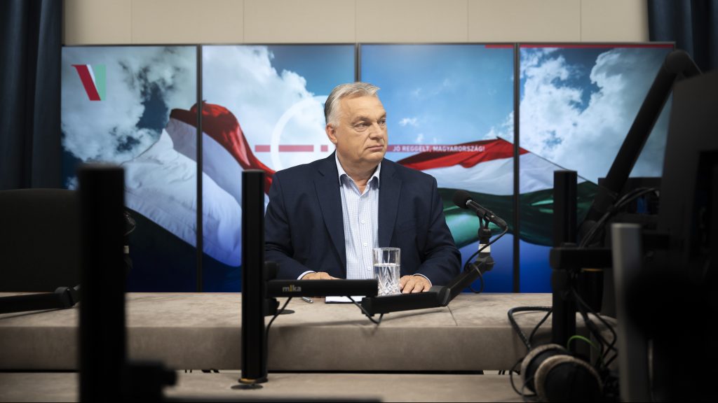 „Nyakon vágja, oldalba rúgja, tüdőn lövi a nagy cégeket” – mondta Orbán az amerikai vámmegállapodásról Kép