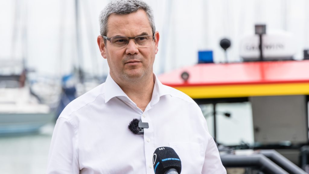 Takács Péter Magyarnak: Pont a csapatókirály kérdez fel arról, hogy megszakítottam-e a nyaralásomat, te, aki quadozol, aurát farmolsz, szalmabálán fetrengsz egész nyáron