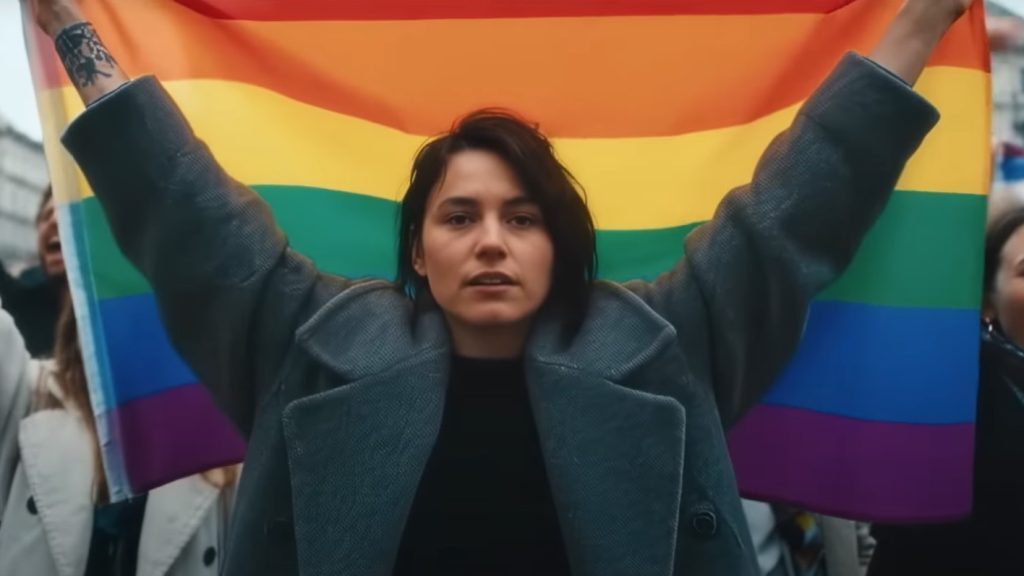 Szivárványos zászlót rejtegető, majd felszabadult budapesti nőt, és Pride-ozók tömegét is mutatja az Erste csoport új reklámfilmje