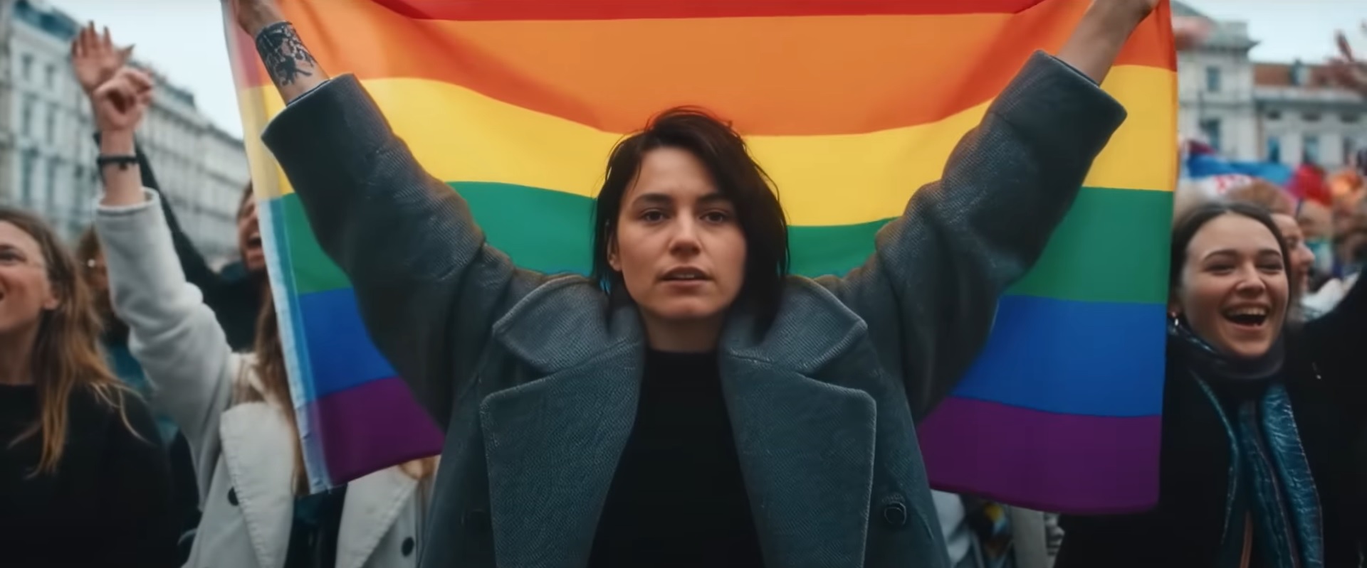 Szivárványos zászlót rejtegető, majd felszabadult budapesti nőt és Pride-ozók tömegét is mutatja az Erste csoport új reklámfilmje 2