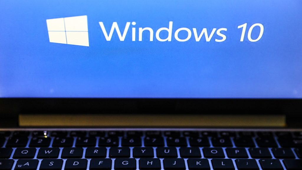 Beperelték a Microsoftot a Windows 10 „erőszakos” kivezetése miatt