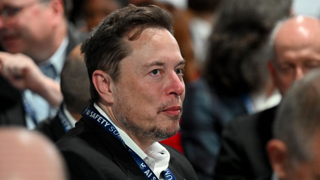 Elon Musk perre menne az Apple-lel, de még a saját chatbotja is ellene fordult