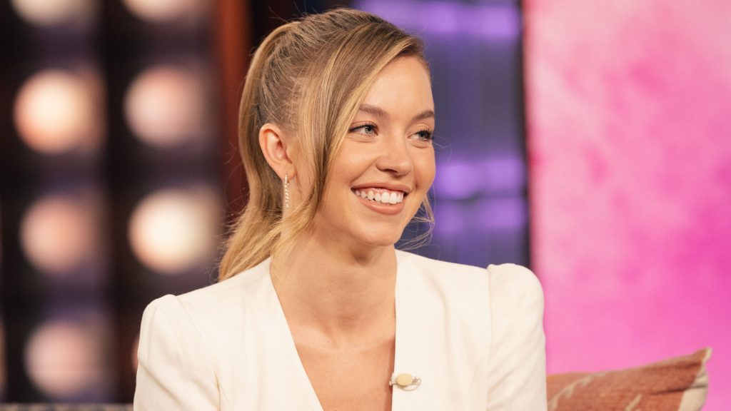 Felkapott lett egy videó Sydney Sweeney-ről, amin egy lőtéren John Wick módjára használja a fegyvereket