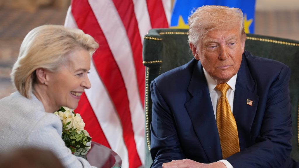 Von der Leyen a védelmébe vette az amerikaiakkal kötött vámmegállapodást, bár elismerte, hogy az nem tökéletes