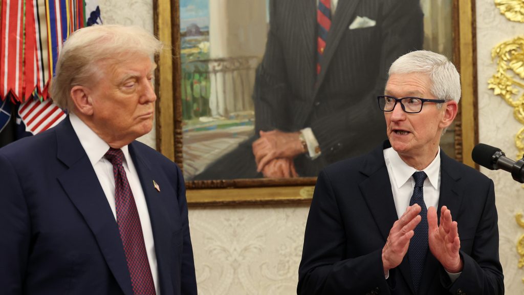 Behódolt Trumpnak az Apple
