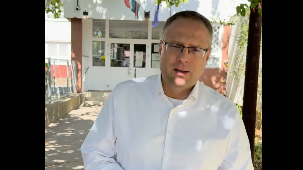 A polgármestert sem engedték be a szolnoki gyermekotthonba, ahol a kikötözések történtek Kép