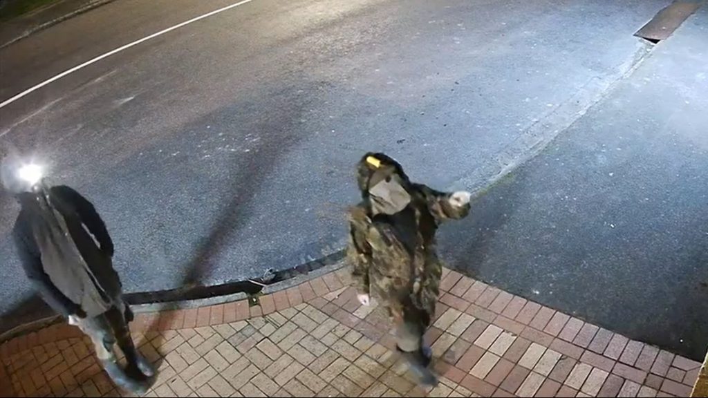 Felvette a térfigyelő kamera az új-zélandi férfit, aki négy éve tűnt el három gyerekével
