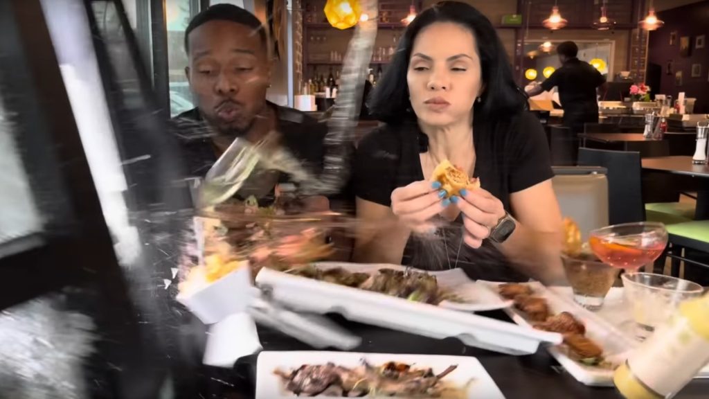 Videóra vette az influencerpár, ahogy egy terepjáró csapódik az éttermi asztalukba
