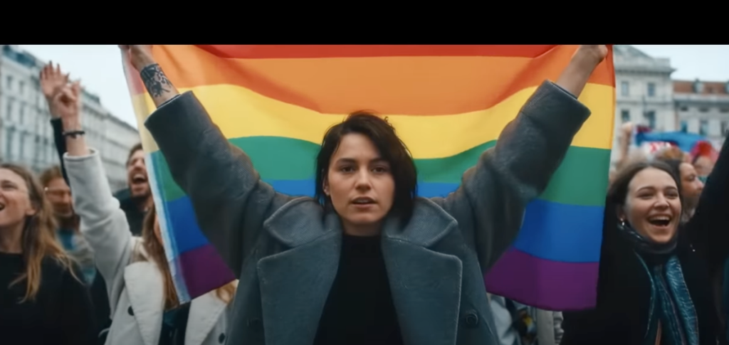 A magyar Erste kérésére kiveszik a reklámból a Budapest Pride-ról szóló részeket