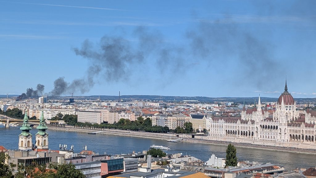 Tűz Budapesten: 500 négyzetméteren égnek talpfák Angyalföldön