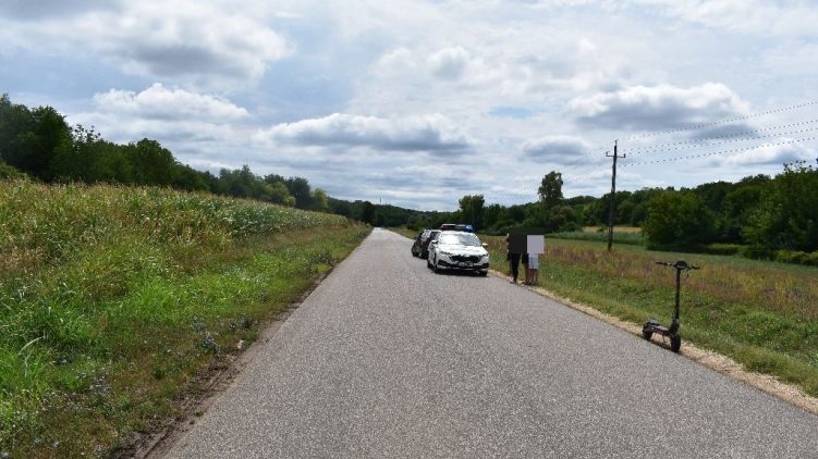 Óriásit bukott az elektromos rollerével egy 16 éves fiú, eszméletlen állapotban találtak rá az út szélén