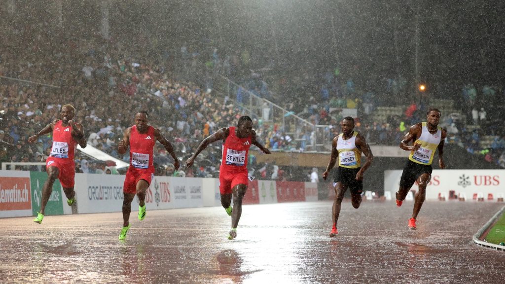 Szakadó esőben 9.87-es sprint? A jamaicai sprinter utcahosszal nyert