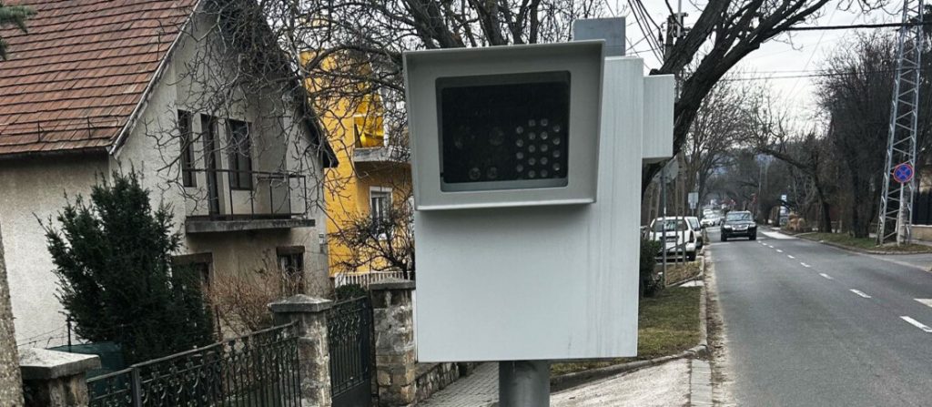 Már 206 helyen állítottak Trafiboxot az országban, megugrottak a gyorshajtási bírságok Kép