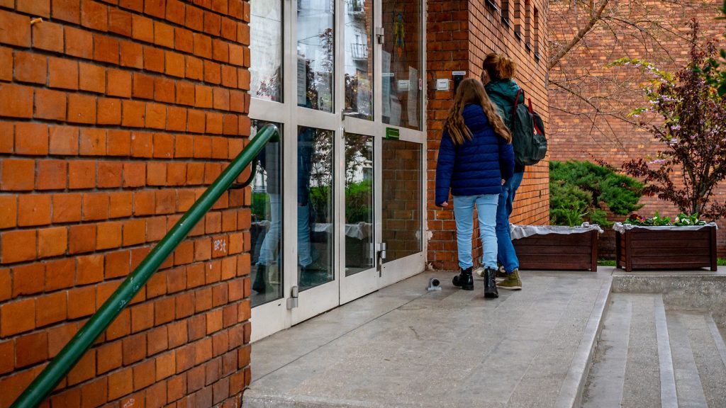 Hamarosan becsengetnek – mutatjuk, milyen beiskolázási támogatások érhetőek el