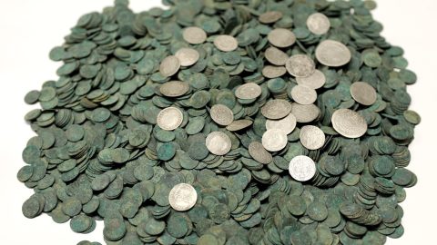 Egy amatőr fémdetektorosnak köszönhetően bukkantak kelta arany- és ezüstkincsre
