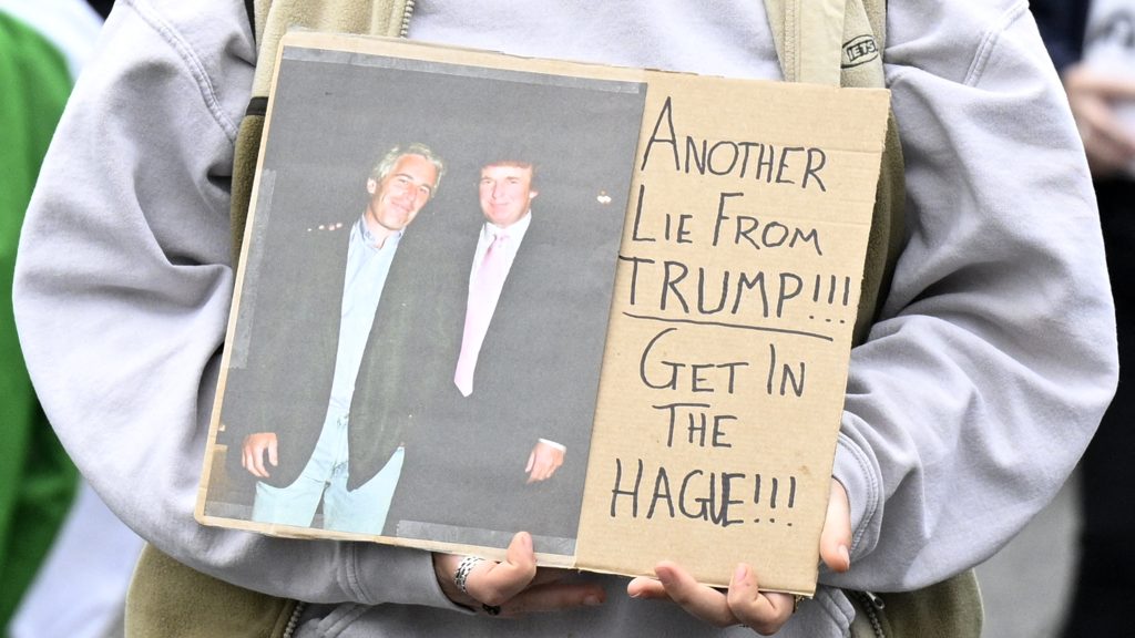Epstein-ügy: Nyilvánosságra hozták a Donald Trump aláírásával ellátott születésnapi üdvözlőlapot
