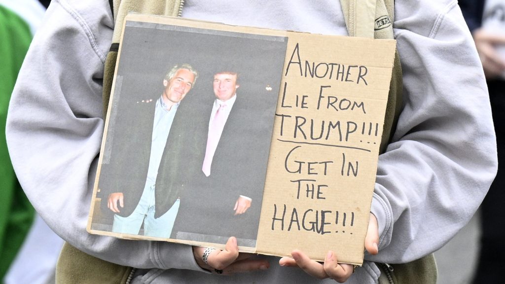 Epstein-ügy: Nyilvánosságra hozták a Donald Trump aláírásával ellátott születésnapi üdvözlőlapot