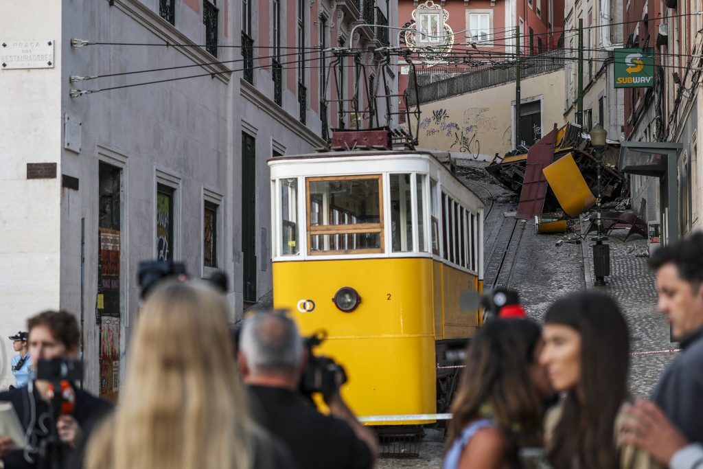 Már 16 halottja van a lisszaboni villamosbalesetnek