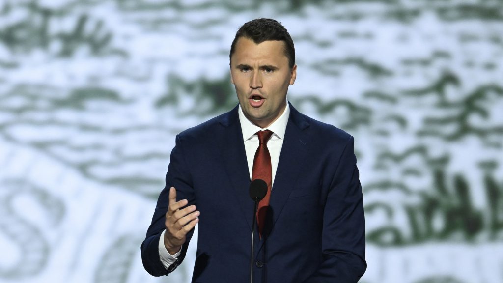 Merényletben meghalt Charlie Kirk szélsőjobboldali influenszer