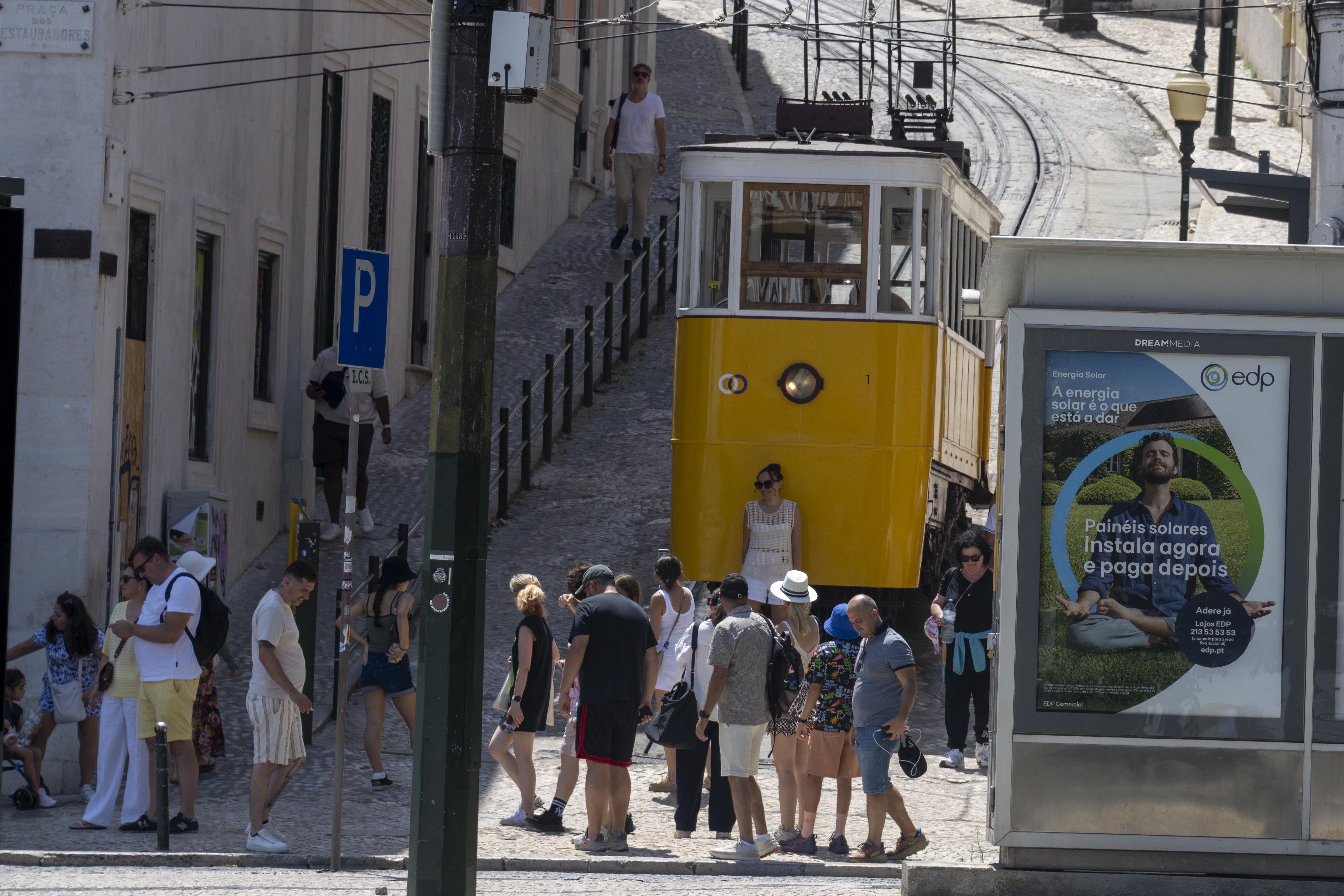 Kisiklott egy siklóvasút Lisszabonban, legalább 15-en meghaltak 1
