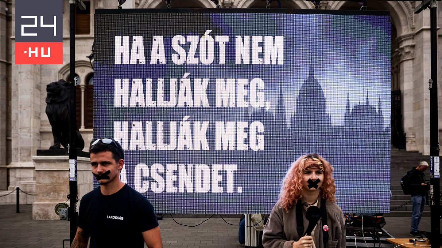 Egyórás néma demonstrációt tartott a Kétfarkú Kutya Párt