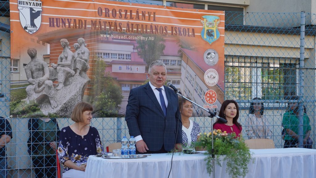 „De jó, hogy nincs köztük Mohamed” – mondta az oroszlányi polgármester az évnyitón, miután az elsősöket köszöntötte