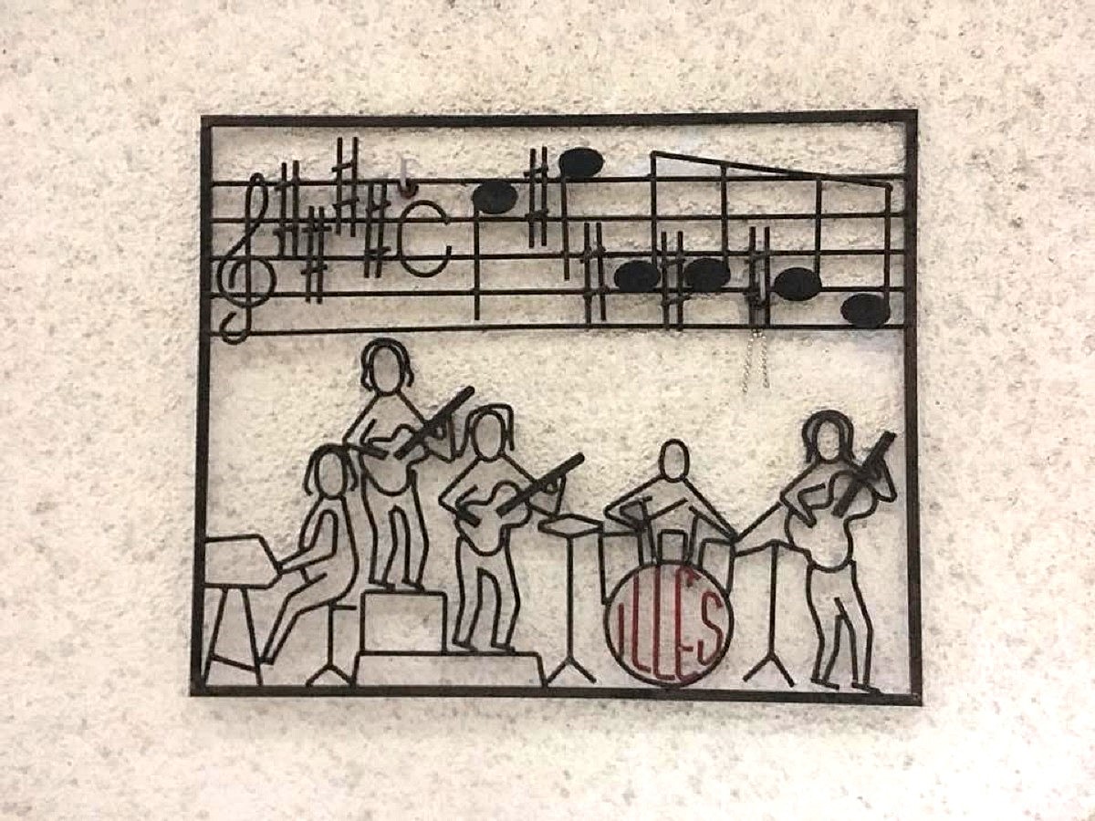 Csodás fémmunkával dobott fel egy pesti bérházat egy Illés-rajongó 1