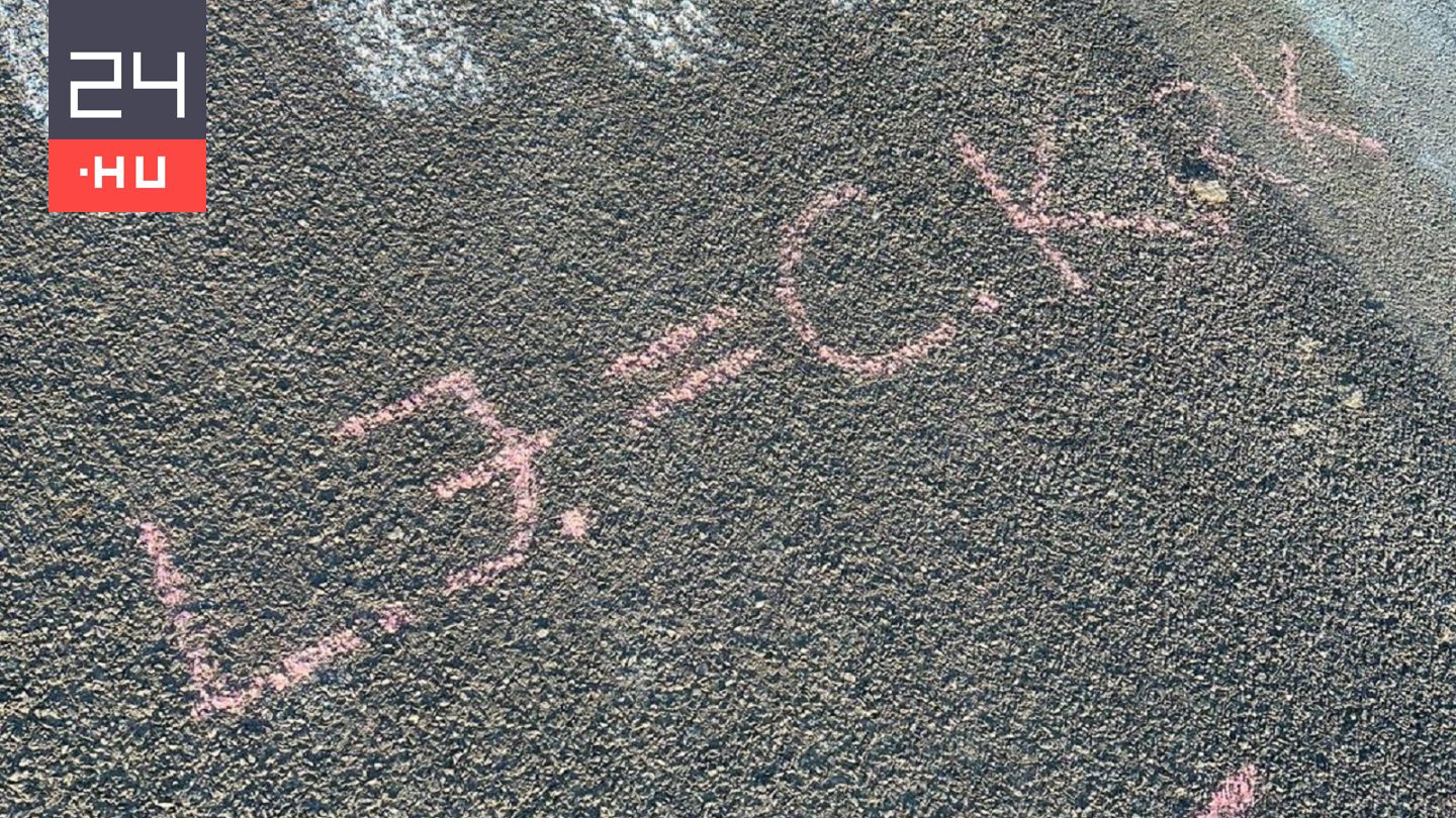 Egyenlőségjelet rajzoltak Lázár János és Charlie Kirk neve közé a batidai kastély előtt az aszfaltra, a miniszter a közösségi oldalán üzent vissza